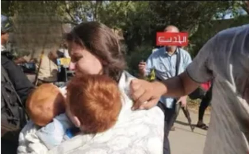 האיש בחולצה הכחולה